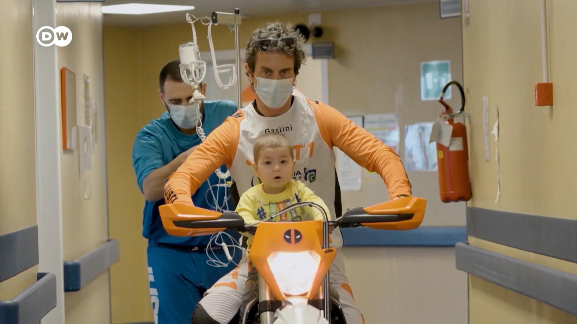 带着身障儿童参加比赛、在医院走廊飙车：花式极限摩托车手瓦尼用他自创的“摩托车疗法”为身障人士和病童带来欢笑。