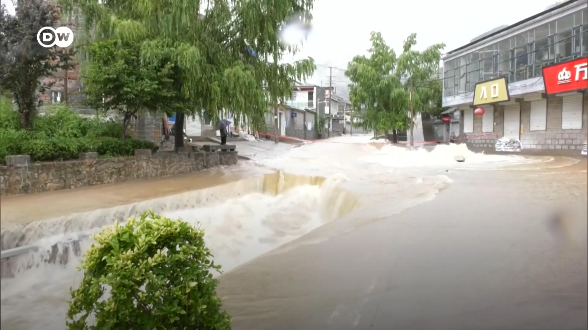 中国京津翼地区持续超强暴雨导致山洪爆发，灾情严重，仅北京周边已有十多人丧生、更多人失联。