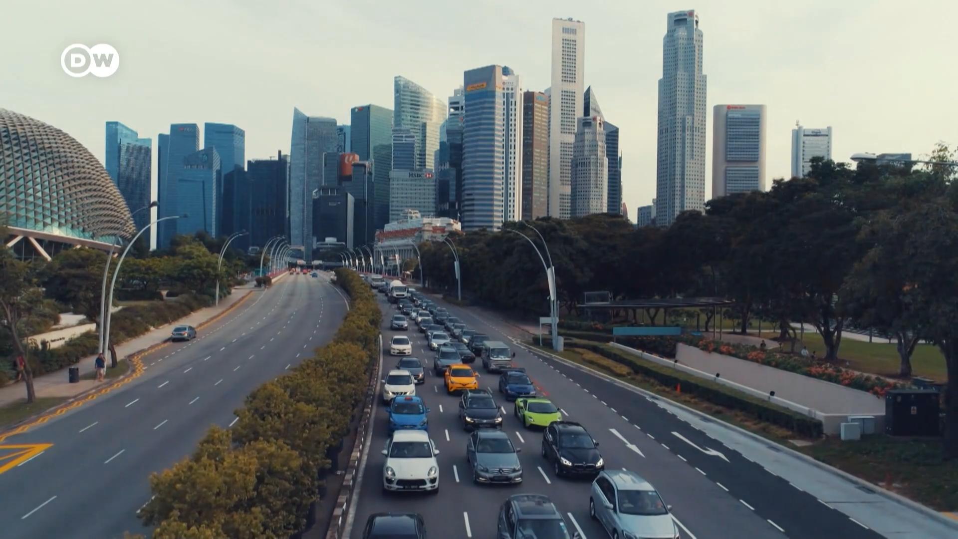 在新加坡，一张“拥车证”的价格已经突破10万新币。为什么在这个地狭人稠的繁华城市国家，汽车既是一种奢侈品也是实际需要？新加坡“减少用车”的愿景又是如何影响汽车爱好者、通勤者和整体环境？