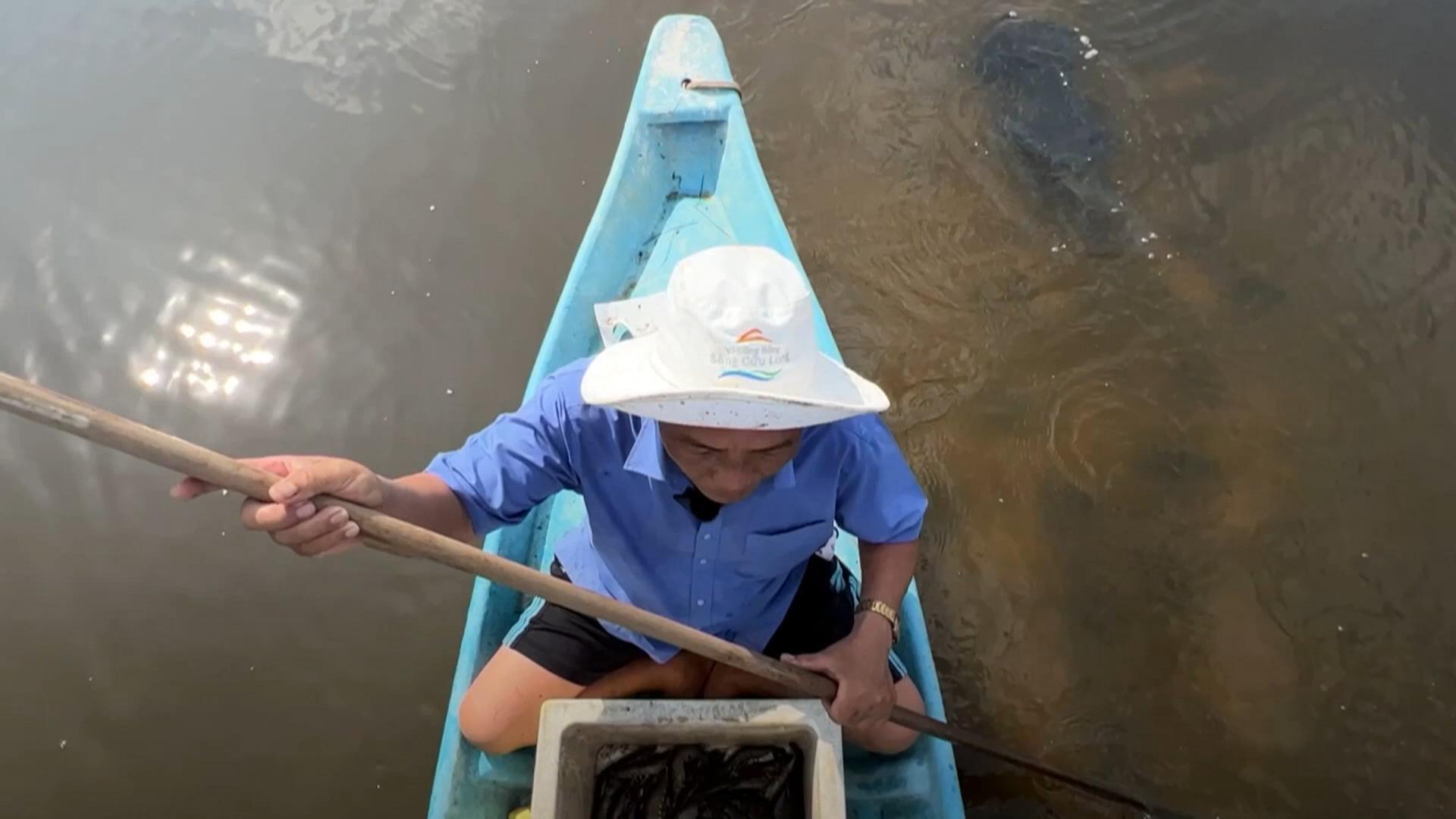 氣候變遷導致海平面上升，湄公河下游三角洲越頻繁地發生海水倒灌。 當地的稻農索性在水塘裡養起了魚蝦，倒也提升了收入。 但是，長期來看，氣候變遷必然對當地農業造成重大衝擊。