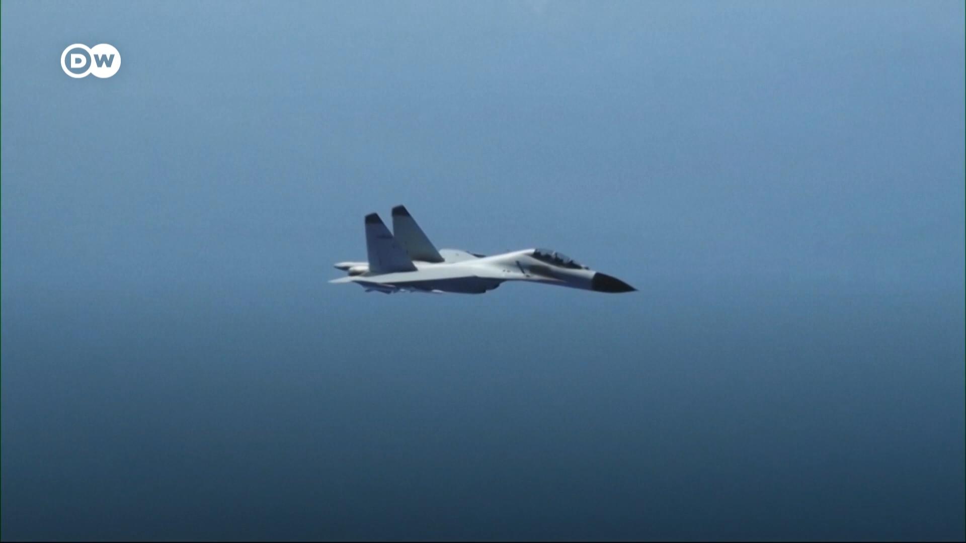 美国国防部公布中国军力年度报告前夕，发布近两年来中国空军拦截美国战机的画面。