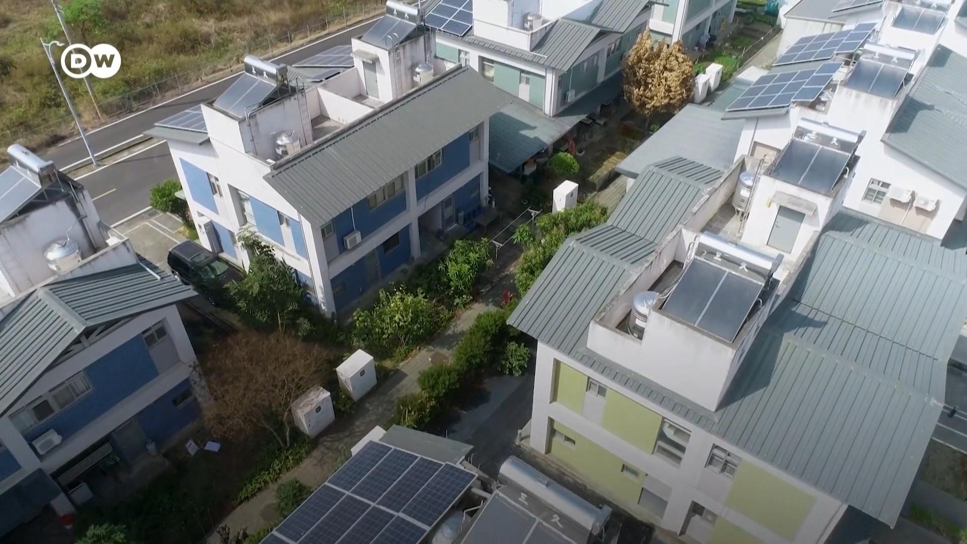 台灣在2022年曾經發生過三次大停電事故。不過，高雄的日光小林社區卻憑藉自給自足的太陽能儲電系統，安然度過危機。他們將電動車上的廢舊電池與屋頂太陽能發電板結合起來，實現了清潔電力自給自足。