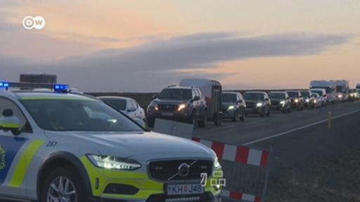 由于岩浆流动引起的频繁地震，冰岛小镇格林达维克上周五紧急撤离数千居民。如今地震稍缓，居民得以短暂回家拿取私人物品。