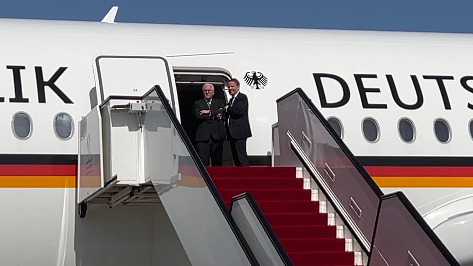 德国总统施泰因迈尔本周在卡塔尔首都多哈的机场遇到了尴尬状况。专机降落后，他在机舱门外干等了近30分钟无人来接机。