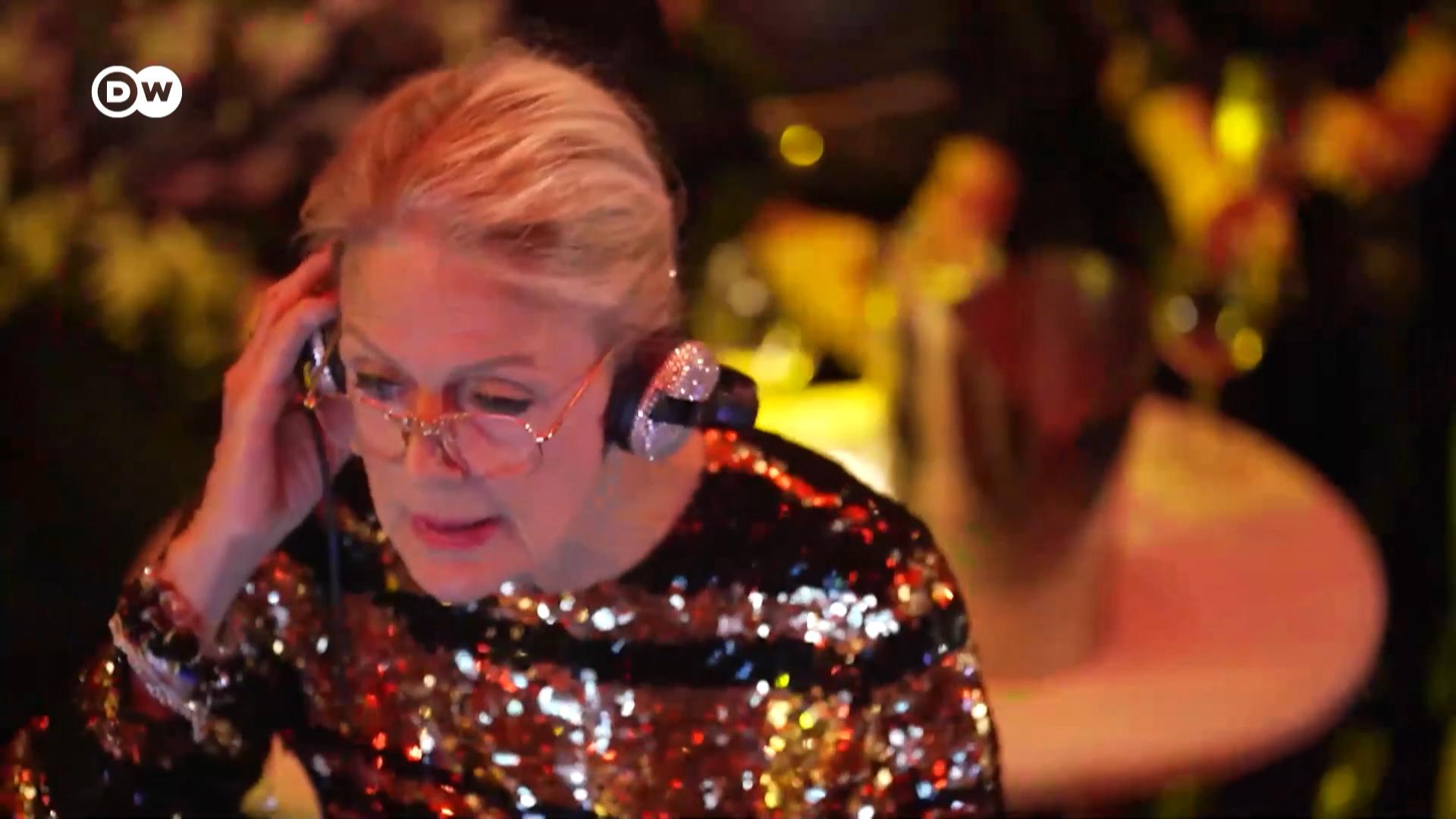 来自瑞典斯德哥尔摩的Madelein Månsson今年79岁。热爱音乐的她有一个特别的身份：DJ Gloria。不过，想要在她的带领下一同狂欢，你的年龄必须在50岁以上。