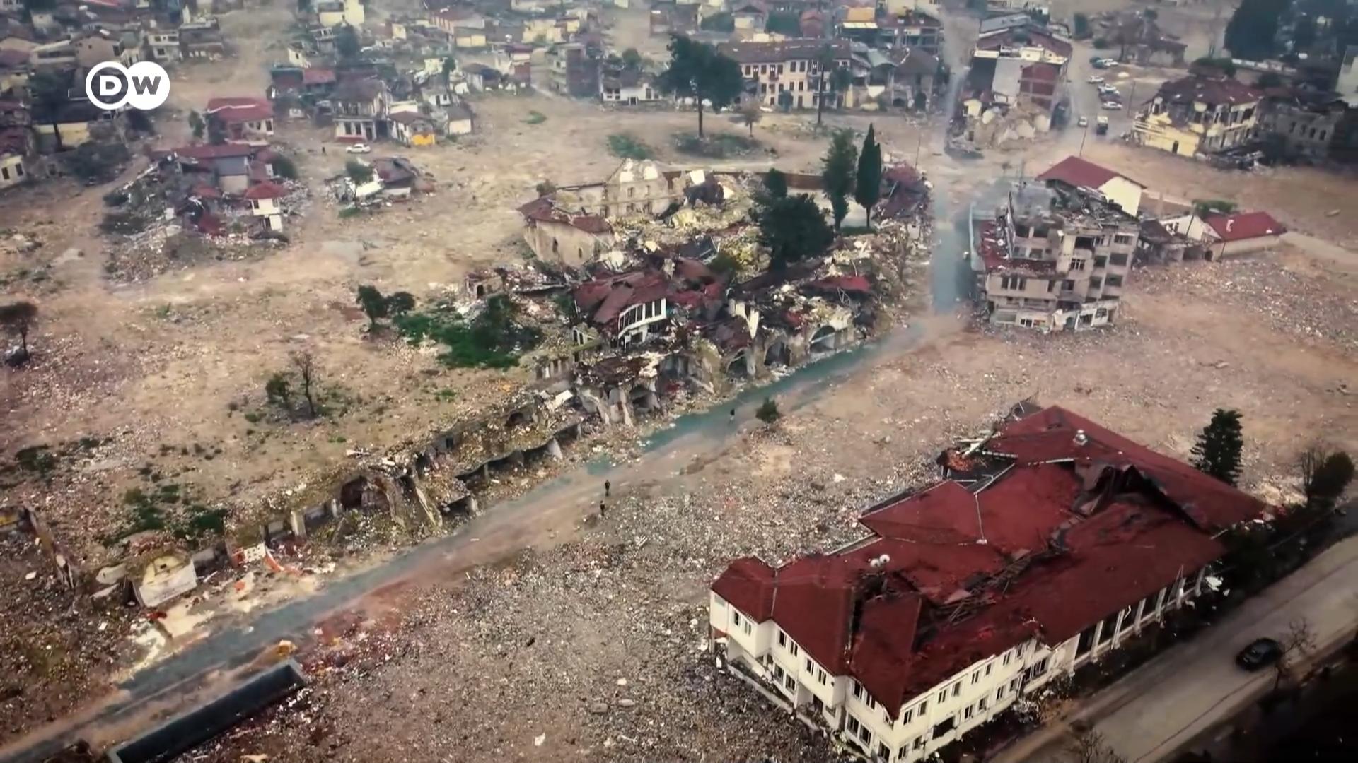 土耳其大地震已满一周年，灾区的重建进度比官方承诺的缓慢。DW通讯员带我们重返受地震重创的安塔基亚市，看看当地发生了哪些变化，受灾小区如何应对地震后天翻地覆的生活。