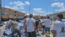 以色列右翼人士在约旦河西岸拦截了数量运送加沙救援物资的卡车，将车上的援助包扔到路上。一名抗议者表示，在被扣留在加沙的人质平安获释前，不应让救援物资进入加沙。